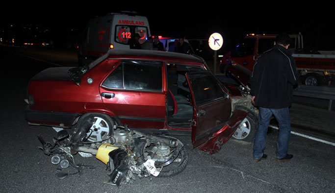 Trabzon plakalı araca motosiklet çarptı