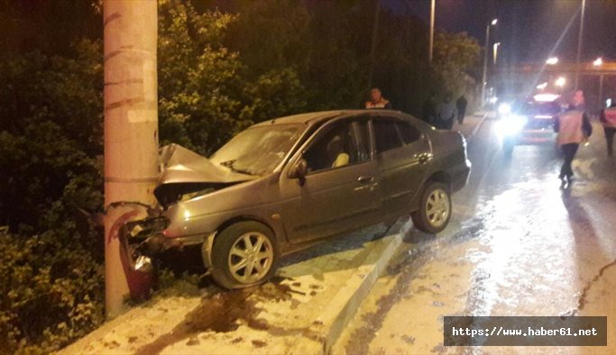 Araç direğe çarptı: 3 yaralı