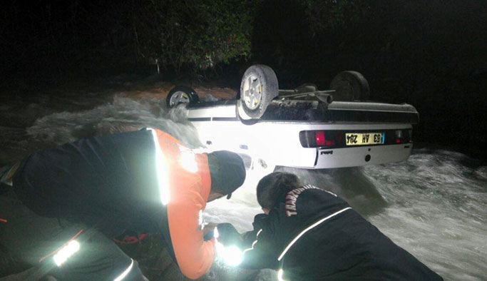 Trabzon'da otomobil dereye devrildi