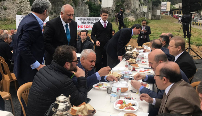 Soylu esnafla kahvaltıda buluştu