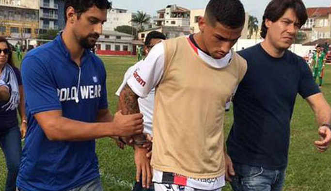 Yedek kulübesindeki futbolcu tutuklandı