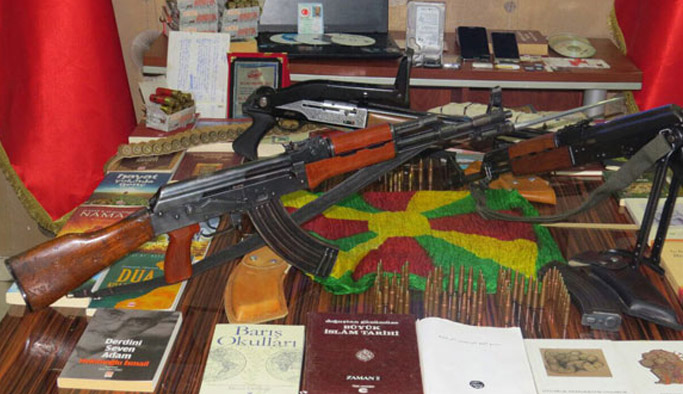 FETÖ'cünün evinden çıkanlar şok etti!