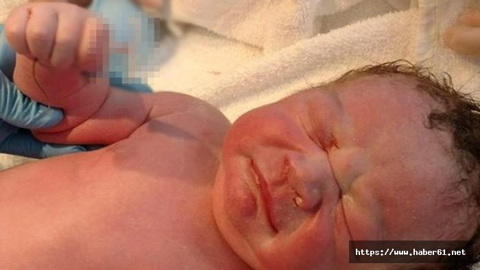 Elinde öyle bir şeyle doğdu ki!