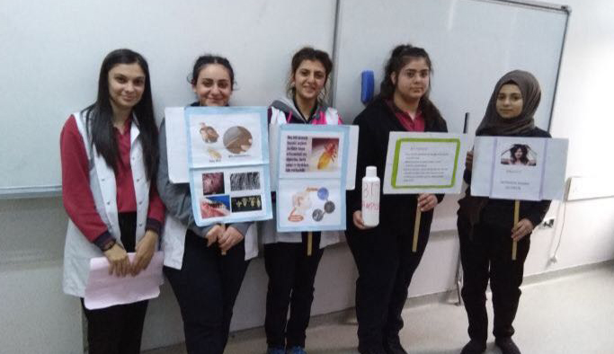 Trabzon'da akranlarına saç ve cilt bakımını anlattılar