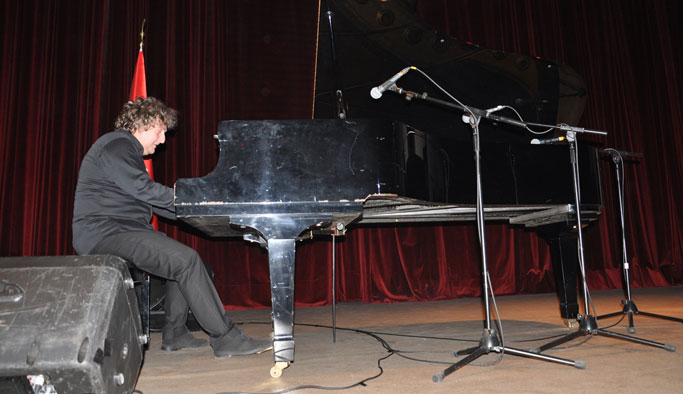 Piyanist Tuluyhan Uğurlu Trabzon'da konser verdi