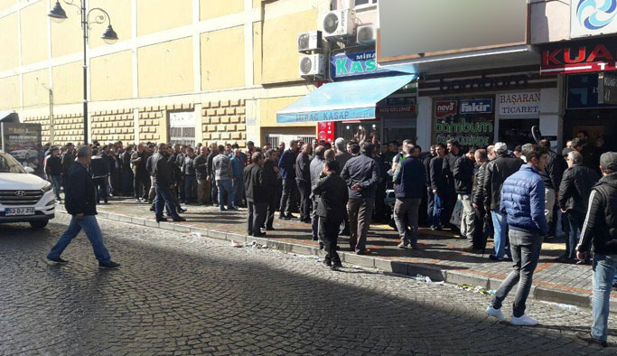 Sabah saatlerinden itibaren kuyruğa girdiler