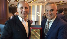 Başkan Usta'ya plaket