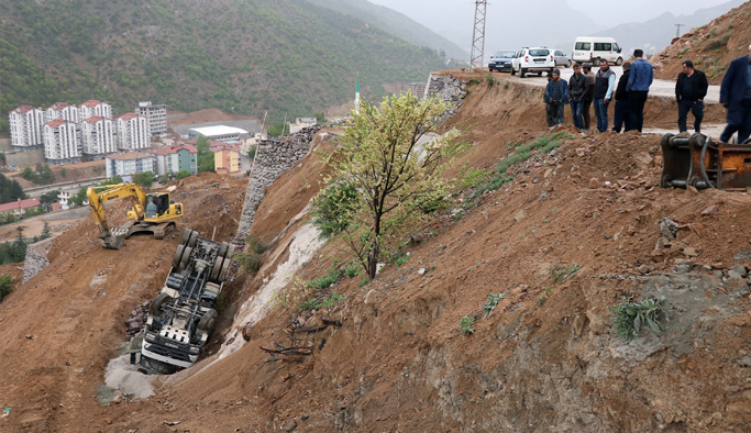 Gümüşhane'de yükünü boşaltan kamyon devrildi