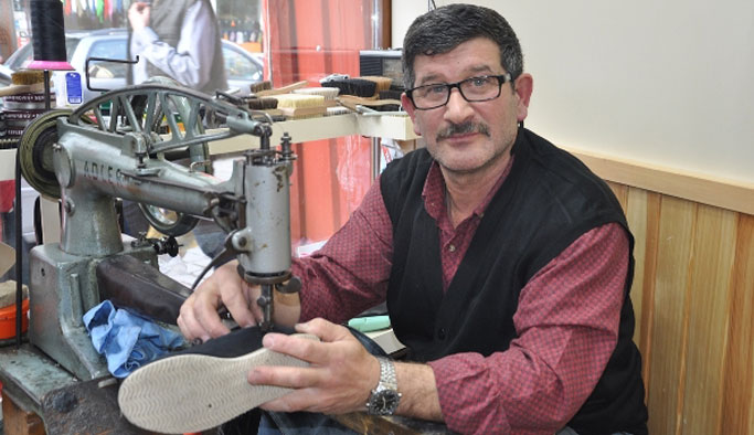 Trabzon'da 65 yıldır aynı sokakta ayakkabı tamirciliği yapıyorlar