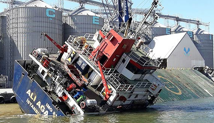 Bandırma Limanı'nda gemi yan yattı: 3 yaralı