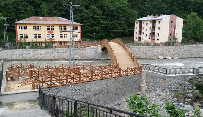 Rize'de iki okul köprü ile bağlandı