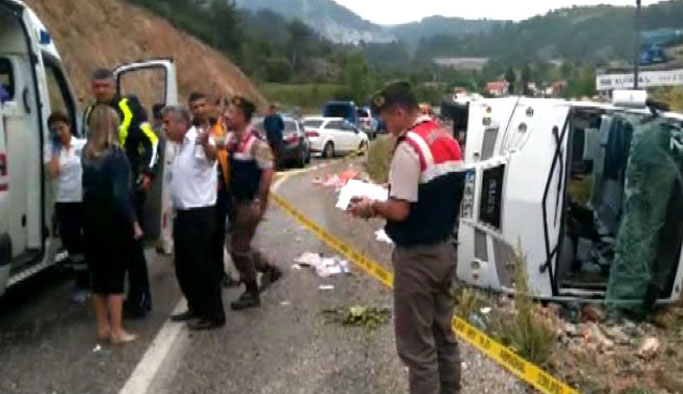 Turistleri taşıyan midibüs şarampole devrildi: Yaralılar var