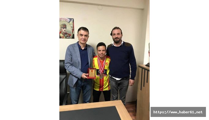 İlk kez yarıştı madalya ya doymadı