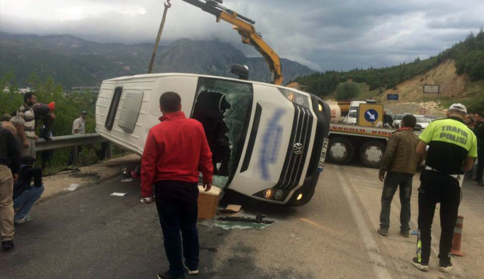 Yolcu minibüsü ile kamyon çarpıştı: 18 yaralı