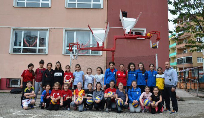 Ordulu öğretmenden voleybol smaç makinesi