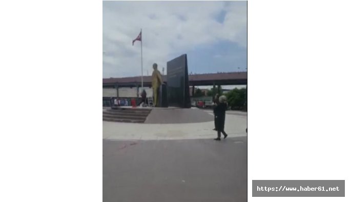 Atatürk büstüne saldırdı linçten zor kurtuldu