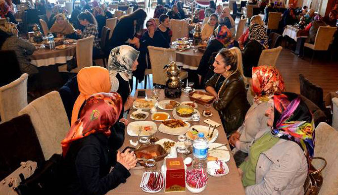 Şengül Yavuz engelli anneleri ile bir araya geldi