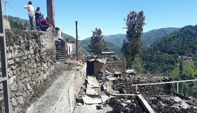 Rize'de 150 yıllık tarihi 3 ev kül oldu