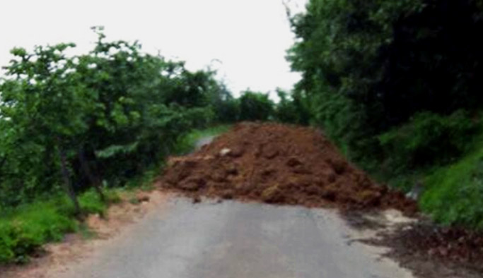 Trabzon'da kızgın vatandaş yola toprak döktü