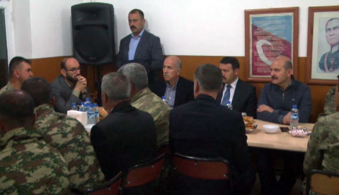 Bakan Soylu Sahuru Mehmetçikle yaptı