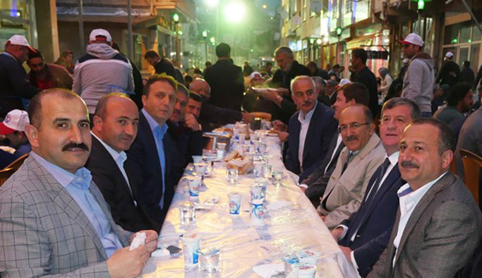 Gümrükçüoğlu Hayrat'tan başladı