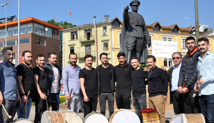 Giresun'da korsan davulculara tepki