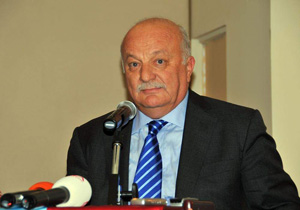 Avni Aker'e yeni makyaj