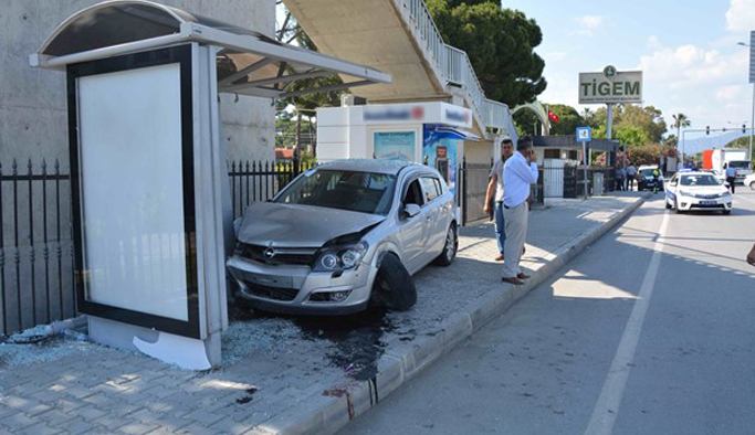 Otomobil durakta bekleyen öğrencilere çarptı: 6 yaralı