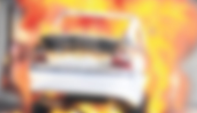 Trabzon'da araç seyir halindeyken yandı!