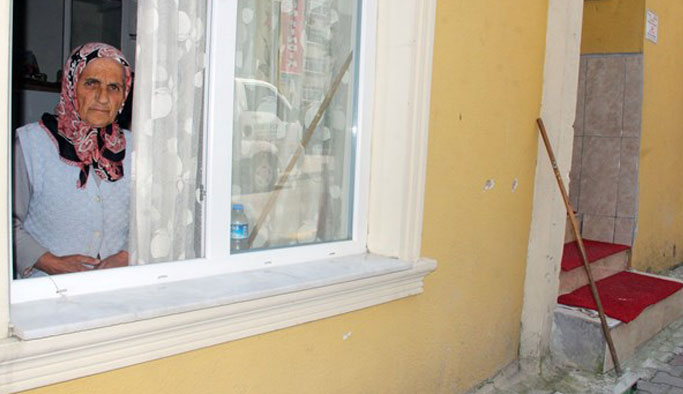 77 yaşındaki Emine nine yalnız yaşıyor