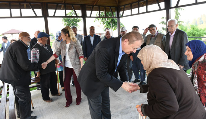 Trabzon Valisi Yavuz ve eşinden Huzurevine ziyaret