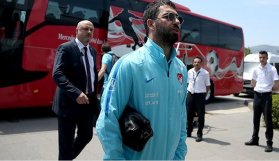 Arda Turan gazeteciye saldırdı!