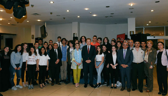 Vali Yavuz, başarılı öğrencilerle iftar yaptı