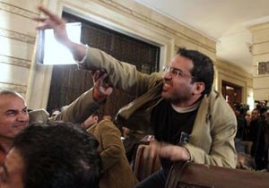 İsrailli komutana pabuç fırlatıldı