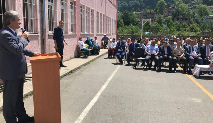 Trabzon'da duygu dolu anlar: Son karnesini verdi