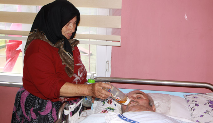 Trabzon'da hasta eşini bebek gibi bakan teyze...