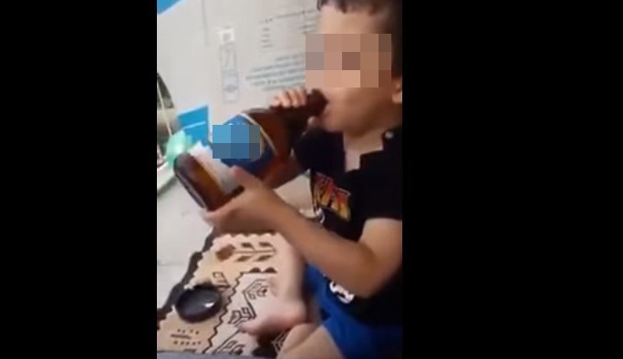 Anneye bak! 4 yaşındaki çocuğuna içki ve sigara içirdi