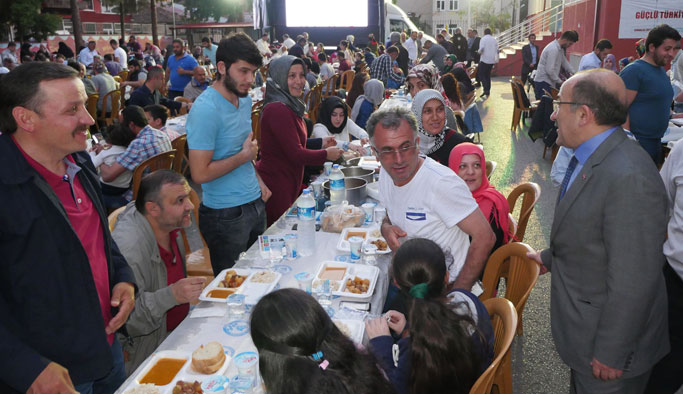 Gümrükçüoğlu: "El ele omuz omuza Yomra’nın hizmetindeyiz"