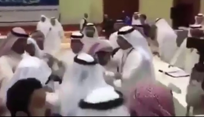 Suudi Arabistan ve Katar heyeti tekme tokat birbirine girdi