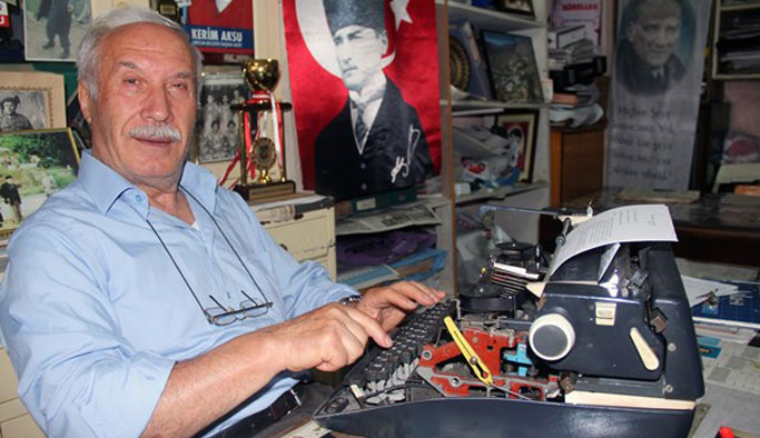 Emekli oldu ama daktilosundan vazgeçmiyor