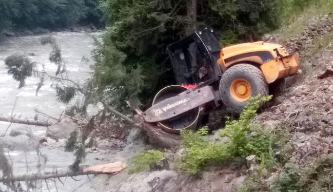 İş makinesi dereye yuvarlandı: 1 ölü