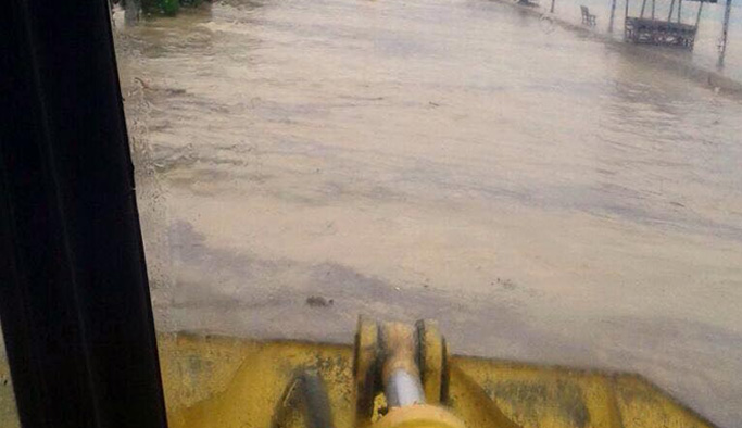 Yağmur sel oldu, sokaklar göle döndü