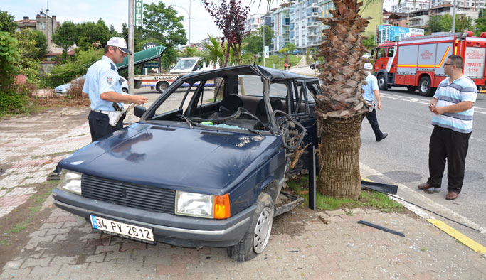 Ünye'de Otomobil Ağaca Çarptı: Kazada Biri Bebek 4 Kişi Yaralandı