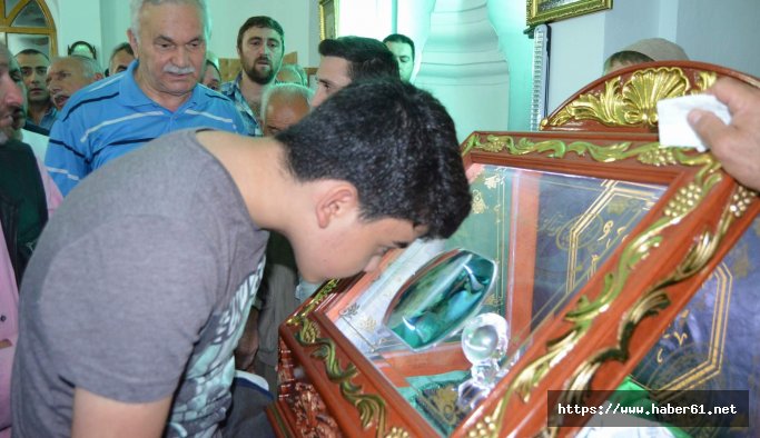 Trabzon'da Sakal-ı Şerif’e dokunmak için sıraya girdiler