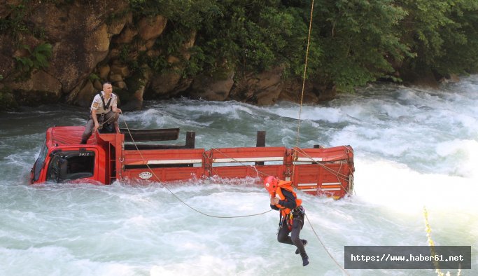 Babasından habersiz aldığı kamyonetle dereye uçtu