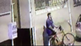 İğrenç olay! Sokak ortasında balkonu gözetleyip...