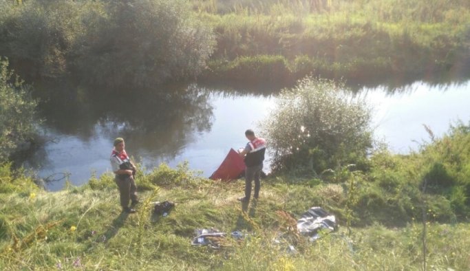 Otomobil çaya uçtu: 2 ölü