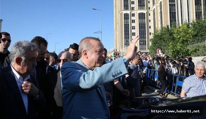 Cumhurbaşkanı Erdoğan bayram namazı için gittiği camide rahatsızlandı