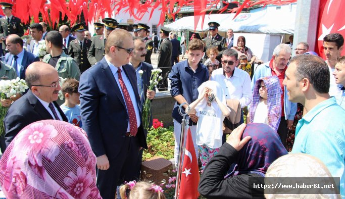 Trabzon’da bayramlaşma töreni ilk olarak şehitlikte gerçekleştirildi