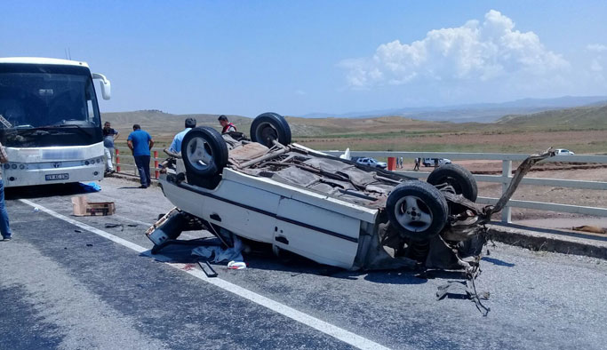 Kaza yapan otomobile yolcu otobüsü çarptı: 2 ölü, 4 yaralı